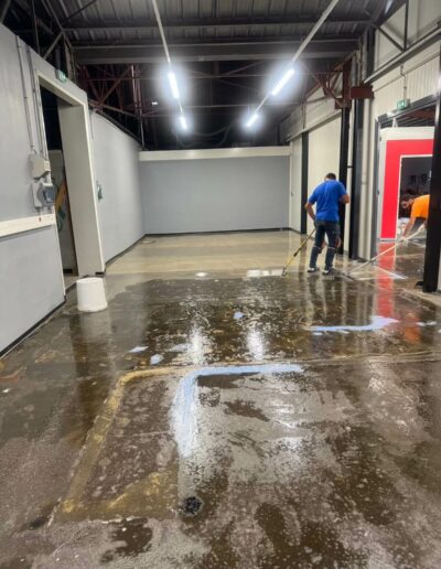 Résine Industrie - Sol résine époxy autolissant avec vernis polyuréthane pour atelier industriel