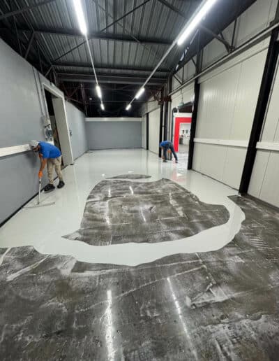 Résine Industrie - Sol résine époxy autolissant avec vernis polyuréthane pour atelier industriel