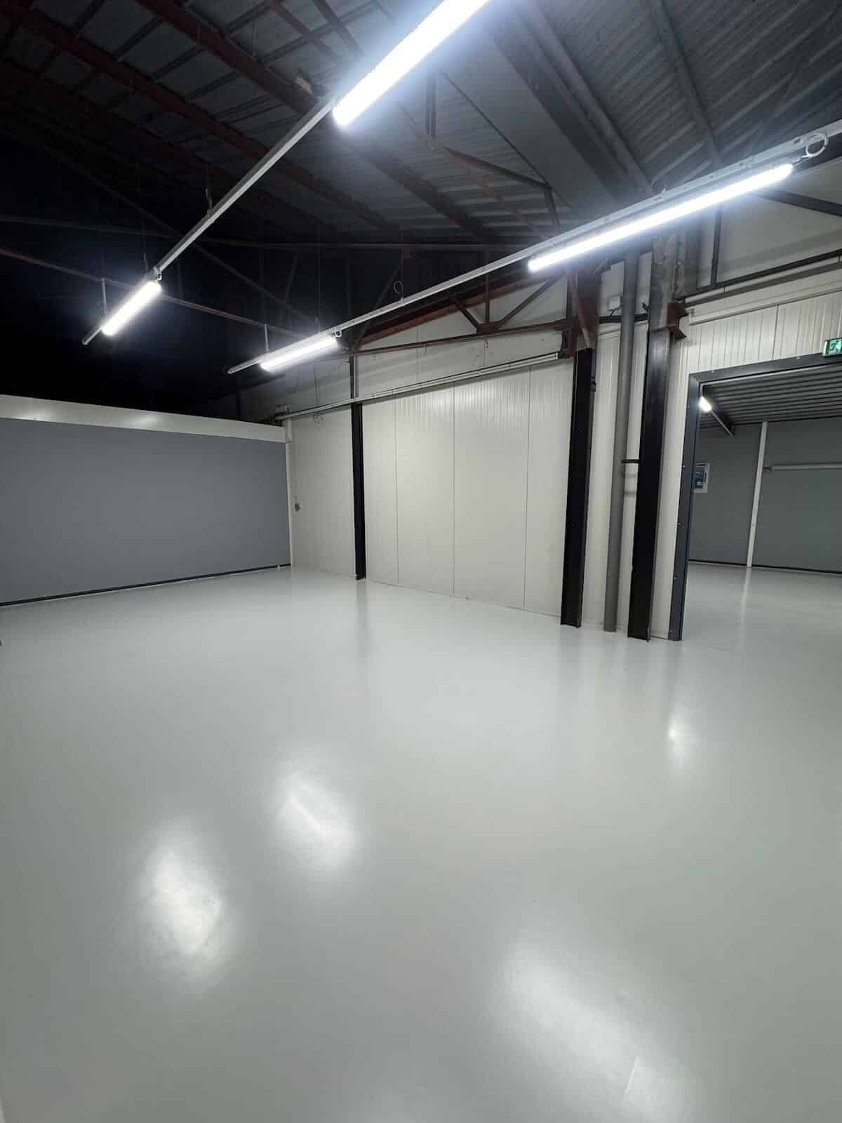 Résine Industrie - Sol résine époxy autolissant avec vernis polyuréthane pour atelier industriel