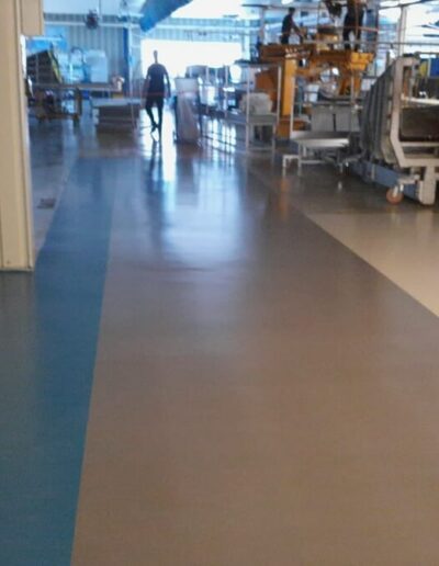 Résine Industrie - Revêtement résine autolissant haute performance pour atelier industriel