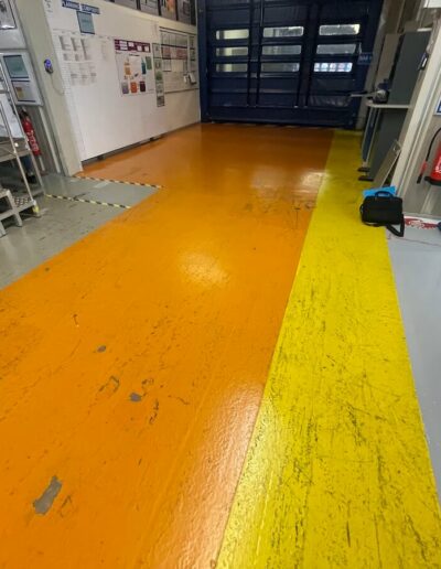 Résine Industrie - Revêtement résine autolissant haute performance pour atelier industriel