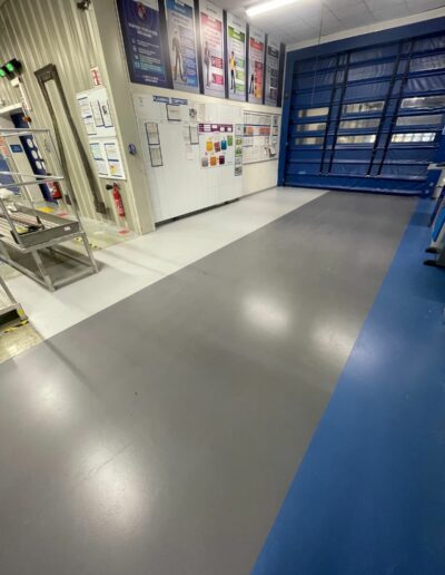 Résine Industrie - Revêtement résine autolissant haute performance pour atelier industriel