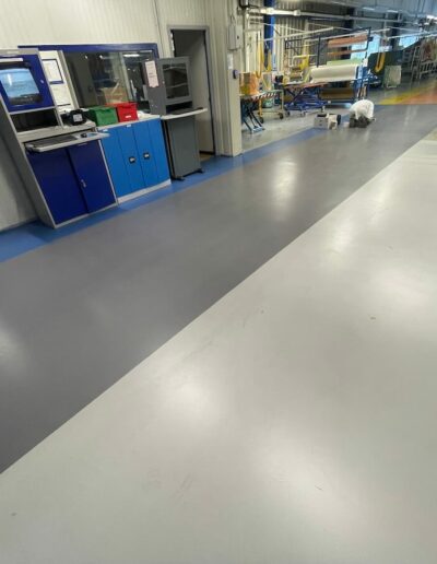 Résine Industrie - Revêtement résine autolissant haute performance pour atelier industriel