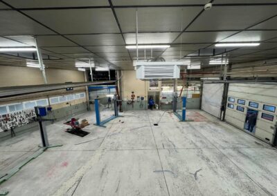 Pose d'un revêtement de sol autolissant époxy pour un garage automobile - Résine Industrie Metz