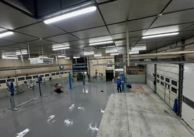Pose d'un revêtement de sol autolissant époxy pour un garage automobile - Résine Industrie Metz