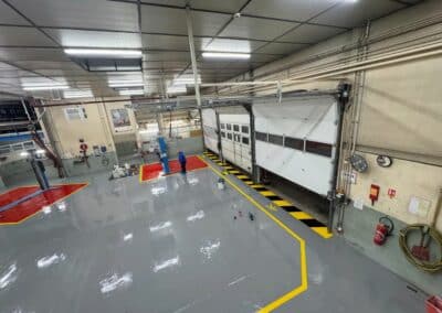 Pose d'un revêtement de sol autolissant époxy pour un garage automobile - Résine Industrie Metz