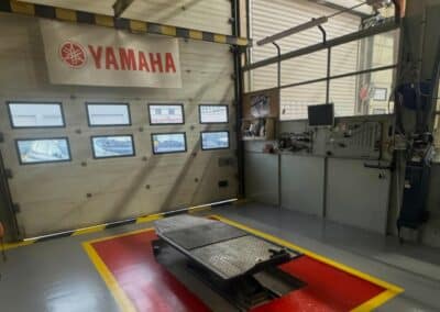 Pose d'un revêtement de sol autolissant époxy pour un garage automobile - Résine Industrie Metz