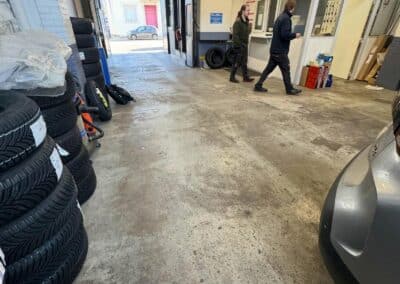 Revêtement de sol autolissant polyuréthane pour un garage automobile - Résine Industrie Metz