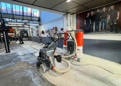 Revêtement de sol autolissant polyuréthane pour un garage automobile - Résine Industrie Metz