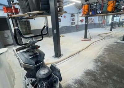 Revêtement de sol autolissant polyuréthane pour un garage automobile - Résine Industrie Metz