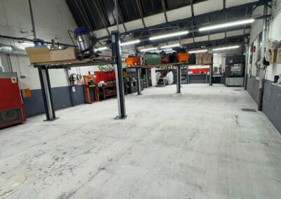 Revêtement de sol autolissant polyuréthane pour un garage automobile - Résine Industrie Metz