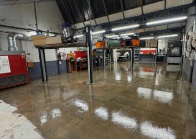 Revêtement de sol autolissant polyuréthane pour un garage automobile - Résine Industrie Metz