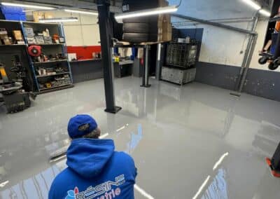 Revêtement de sol autolissant polyuréthane pour un garage automobile - Résine Industrie Metz