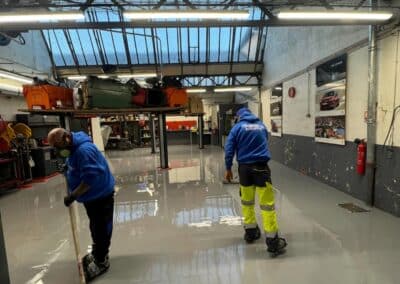 Revêtement de sol autolissant polyuréthane pour un garage automobile - Résine Industrie Metz