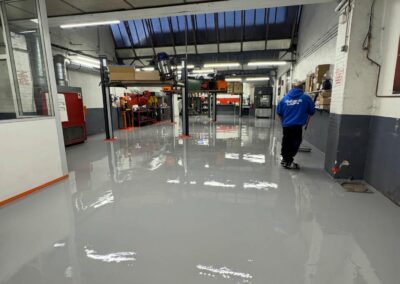 Revêtement de sol autolissant polyuréthane pour un garage automobile - Résine Industrie Metz