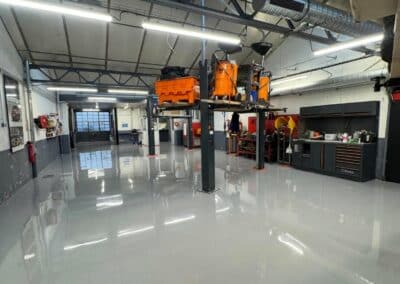Revêtement de sol autolissant polyuréthane pour un garage automobile - Résine Industrie Metz