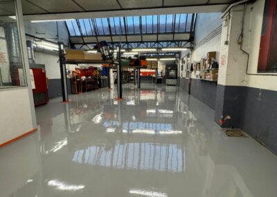 Revêtement de sol autolissant polyuréthane pour un garage automobile - Résine Industrie Metz