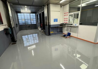 Revêtement de sol autolissant polyuréthane pour un garage automobile - Résine Industrie Metz
