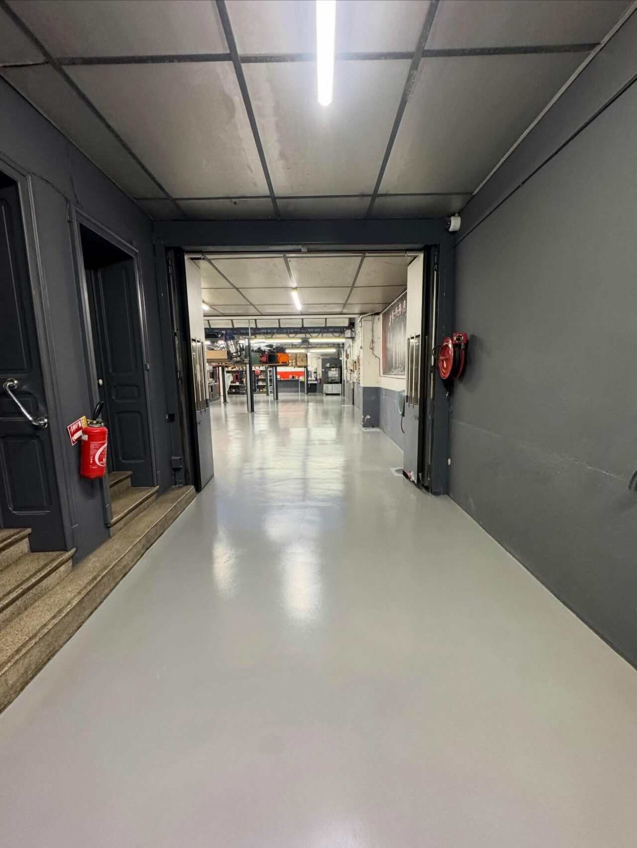 Revêtement de sol autolissant polyuréthane pour un garage automobile - Résine Industrie Metz