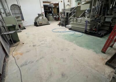 Pose d'un revêtement de sol polyuréthane ciment anti-acides pour un site industriel