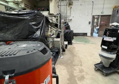 Pose d'un revêtement de sol polyuréthane ciment anti-acides pour un site industriel